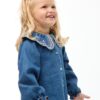 Robe-chemise enfant en denim bleu durable, avec boutons blancs et grand col rond brodé de motifs floraux, fabriquée en coton bio et matières recyclées.