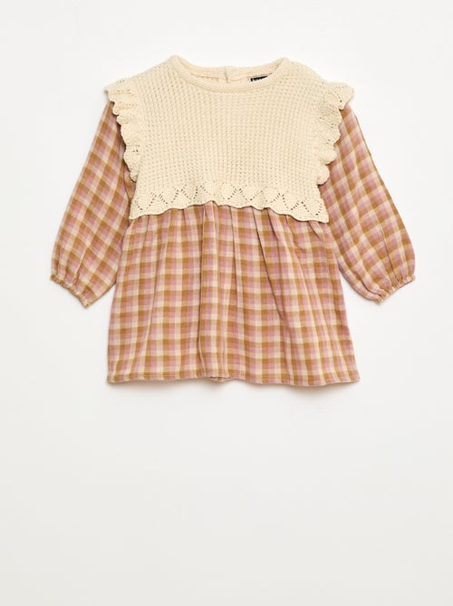 Pull chemise enfant en coton et maille bio, avec grand col rond brodé de motifs à carreaux, fabriquée en coton bio et matières recyclées.