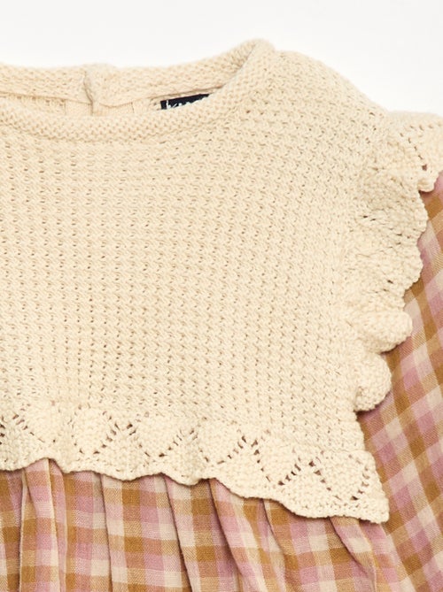 Pull chemise enfant en coton et maille bio, avec grand col rond brodé de motifs à carreaux, fabriquée en coton bio et matières recyclées.