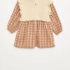 Pull chemise enfant en coton et maille bio, avec grand col rond brodé de motifs à carreaux, fabriquée en coton bio et matières recyclées.