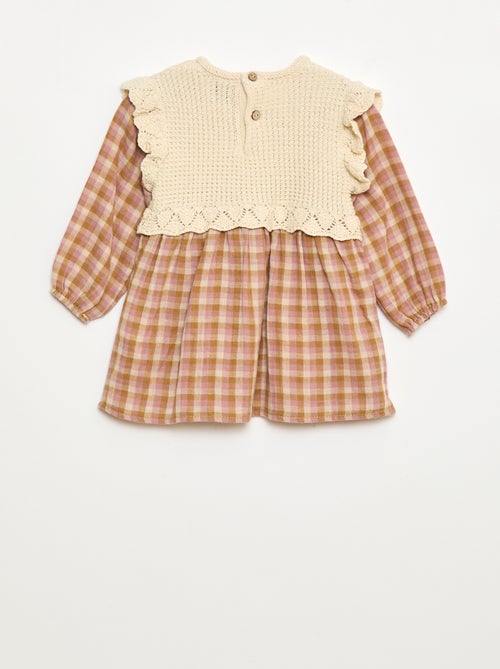 Pull chemise enfant en coton et maille bio, avec grand col rond brodé de motifs à carreaux, fabriquée en coton bio et matières recyclées.