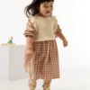 Pull chemise enfant en coton et maille bio, avec grand col rond brodé de motifs à carreaux, fabriquée en coton bio et matières recyclées.