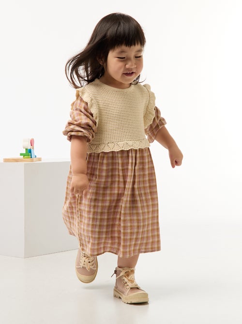Pull chemise enfant en coton et maille bio, avec grand col rond brodé de motifs à carreaux, fabriquée en coton bio et matières recyclées.