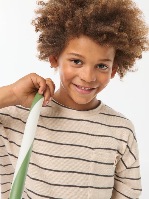 t-shirt-en-maille-a-rayures-beige