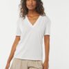 tee-shirt-manches-courtes-avec-encolure-en-v-blanc