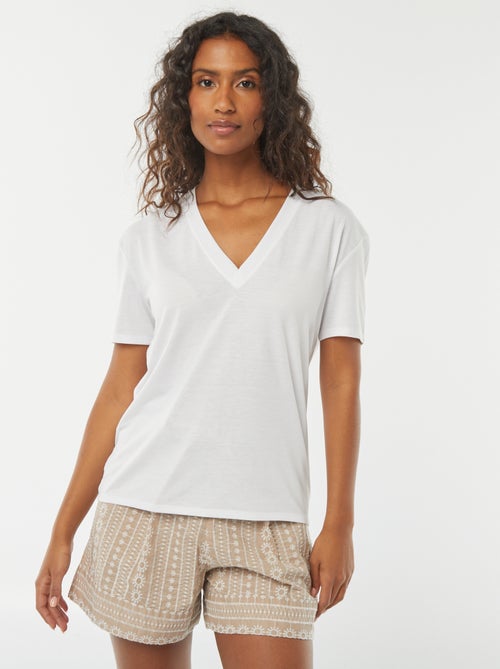 tee-shirt-manches-courtes-avec-encolure-en-v-blanc