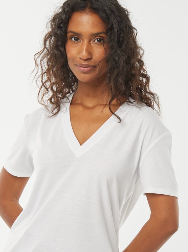 tee-shirt-manches-courtes-avec-encolure-en-v-blanc