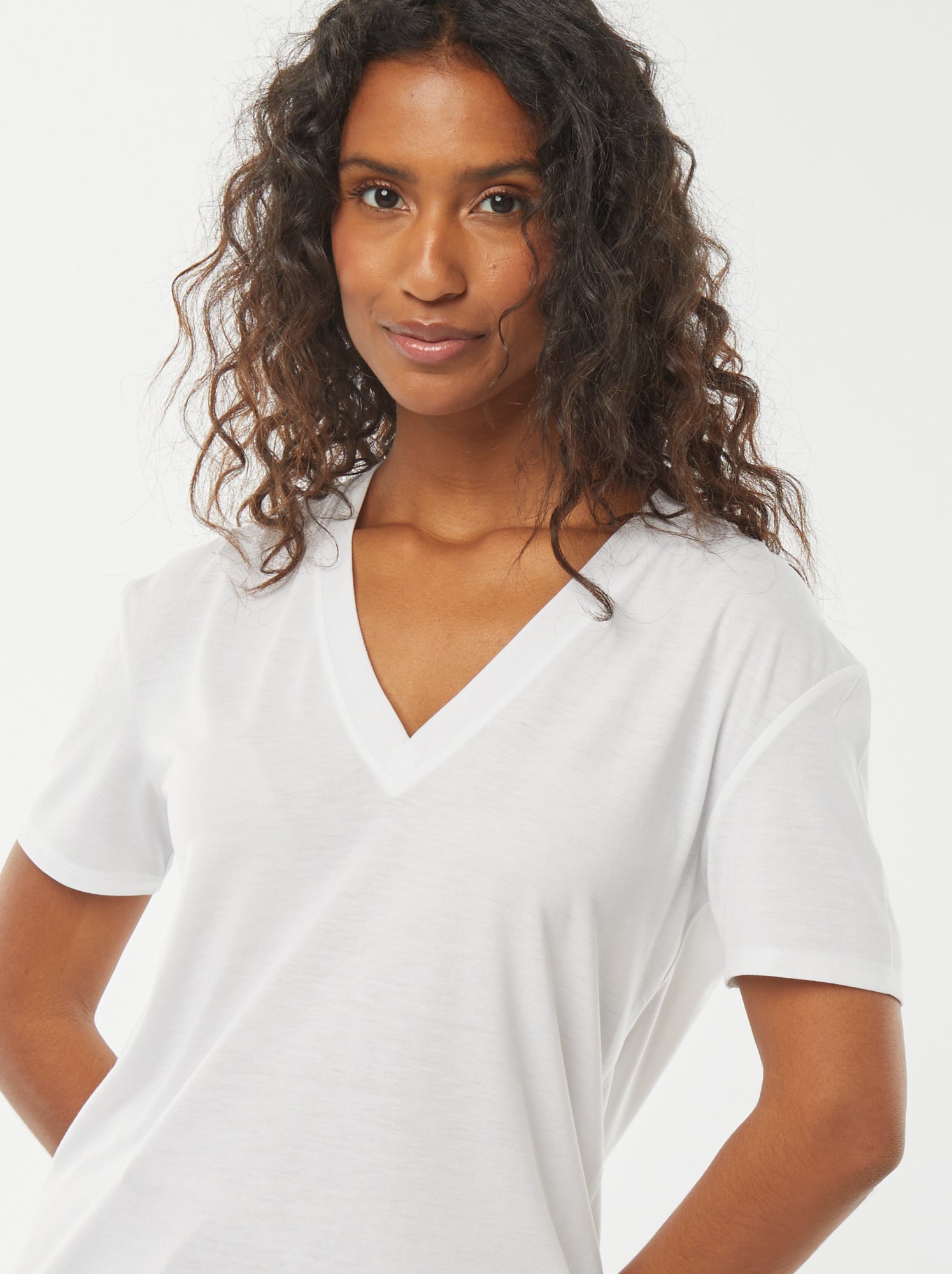 tee-shirt-manches-courtes-avec-encolure-en-v-blanc